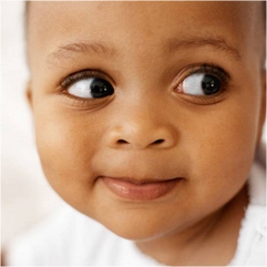 De blije zwarte baby